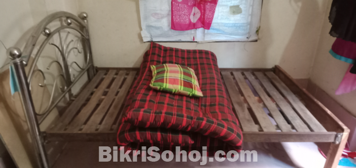 ৪.৫'×৭' স্টিলের বেড, ৫.৫'×৭.৫' তোষক, ১টি বালিশ বিক্রি হবে